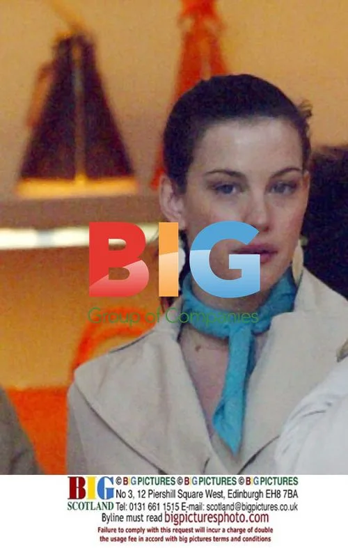 Liv Tyler Shopping in Paris