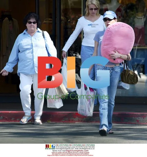 Lara Flynn Boyle Shopping With Mom in Beverly Hills