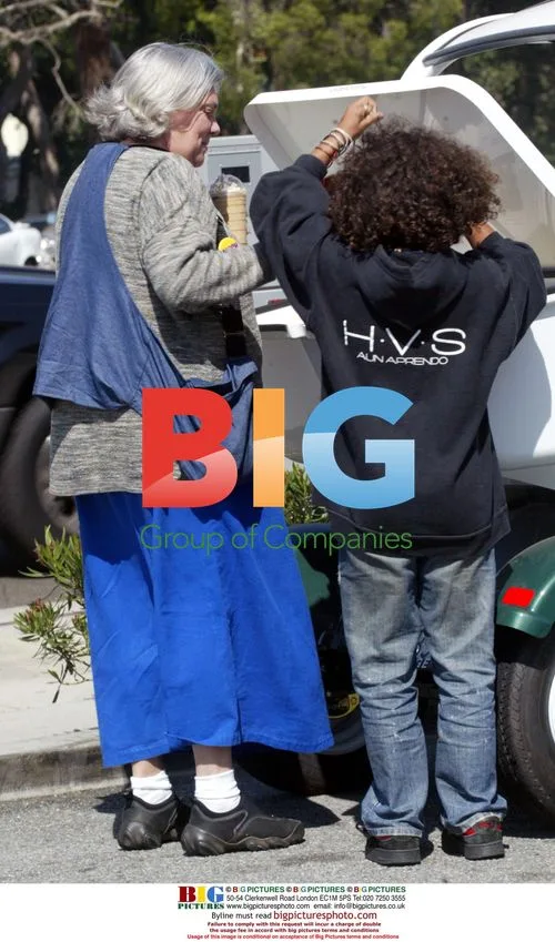 Tyne Daly with granddaughter on 'Judging Amy' set