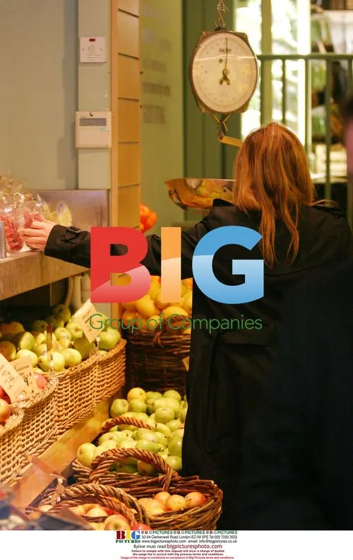 Geri Halliwell Grocery Shopping