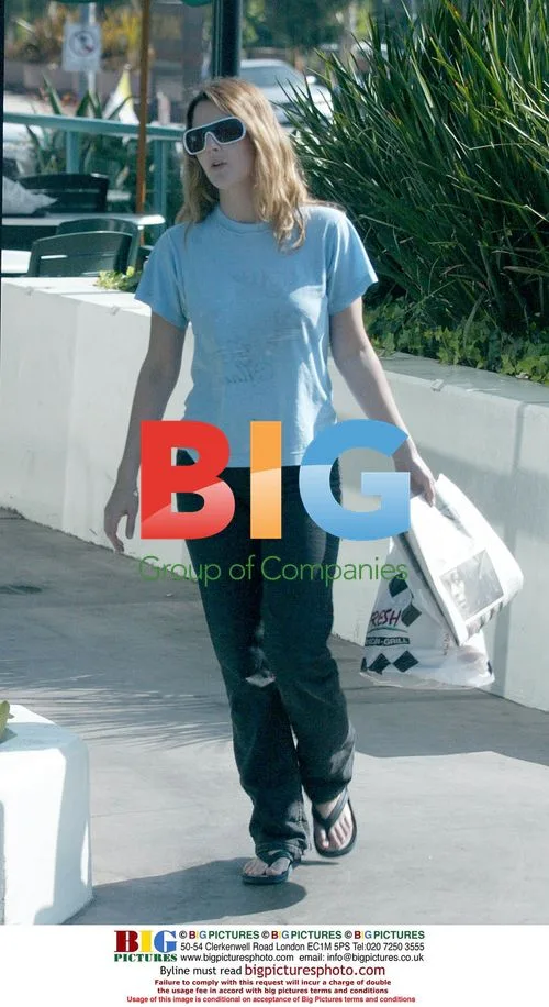 Drew Barrymore stops for food before LAX
