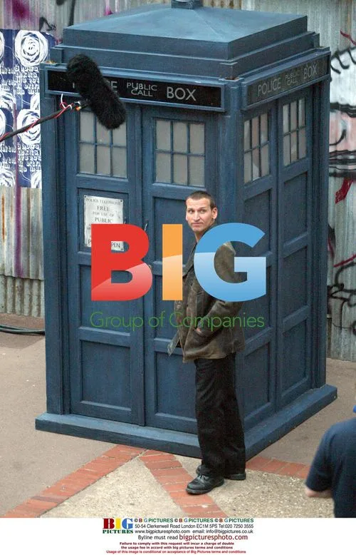 Christopher Eccleston and Billie Piper on Dr. Who Set
