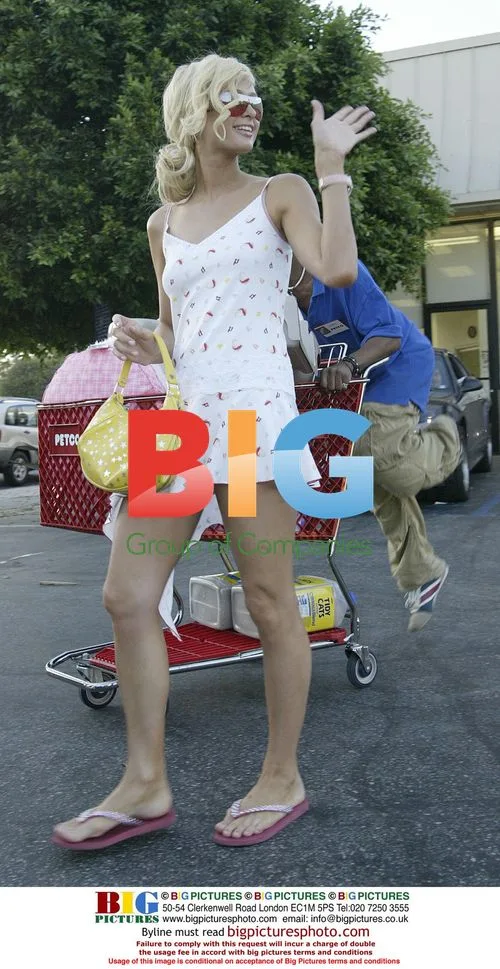 Paris Hilton Shopping with Sister Nicky