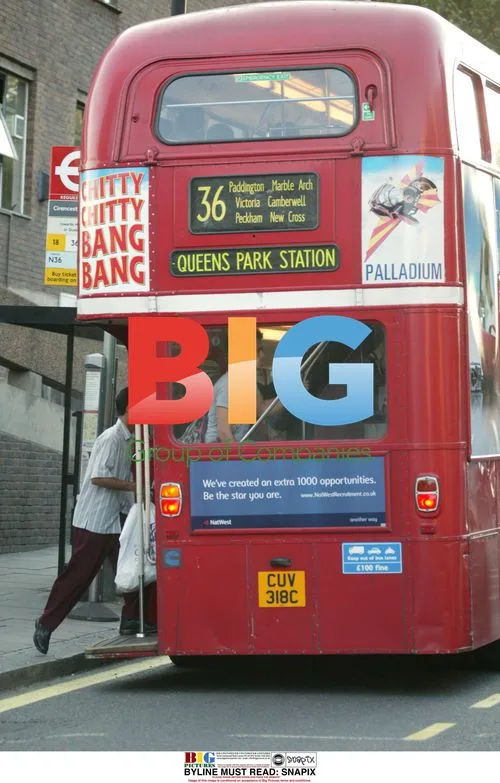 Pop star Dane Guiden with girlfriend on bus