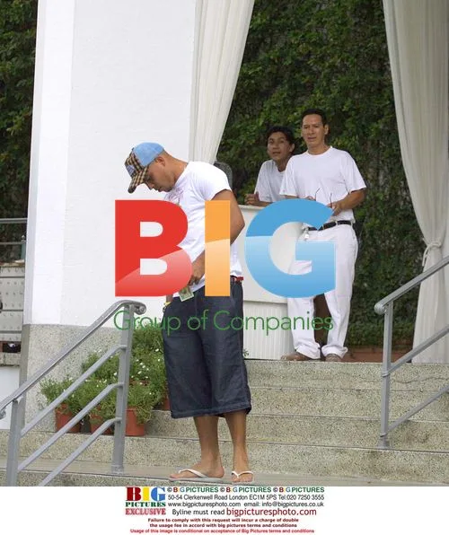 Ronaldo Nazario Grabs Cab in Miami