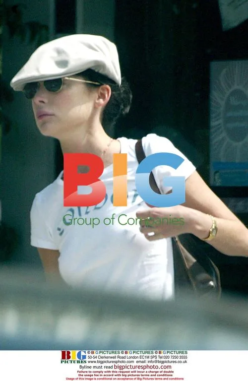 Lara Flynn Boyle Grabbing Coffee in Brentwood