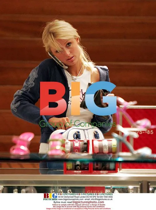 Paris Hilton Shopping After VH1 Awards