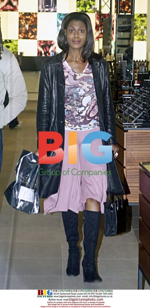 TV Star Vixen Omarosa Shopping in Beverly Hills