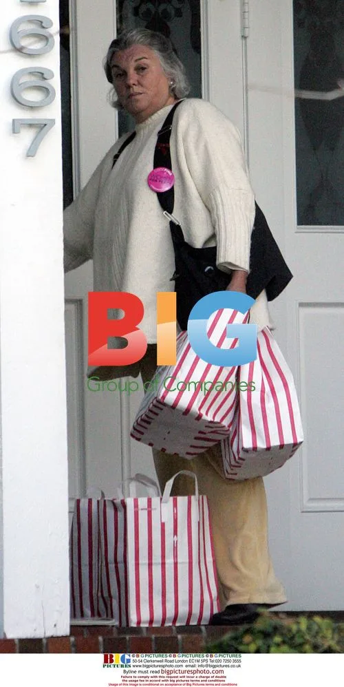 Tyne Daly goes grocery shopping