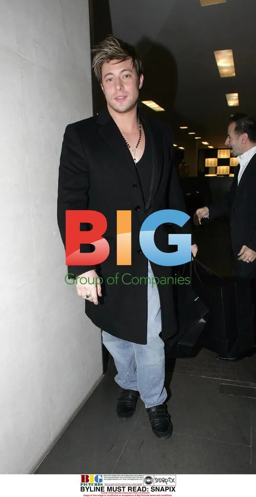 Duncan James and friend Christmas shopping