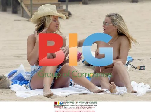 Aussie Models Enjoy Portugal Vacation