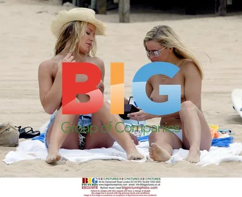 Aussie models enjoy Portugal vacation