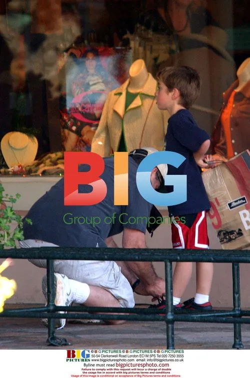 Mel Gibson and family shopping in Malibu