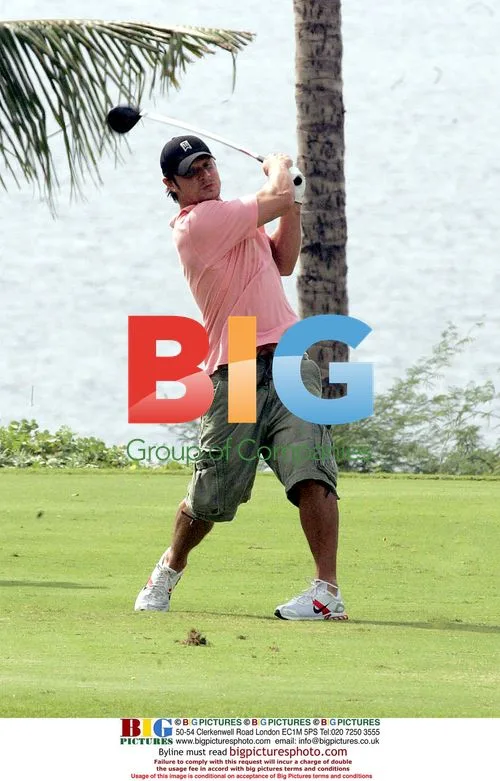 Nick Lachey and Ryan Cabrera play golf in Hawaii