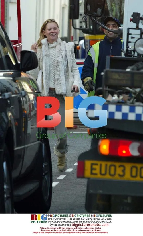 Kate Moss Rushes to Move Car