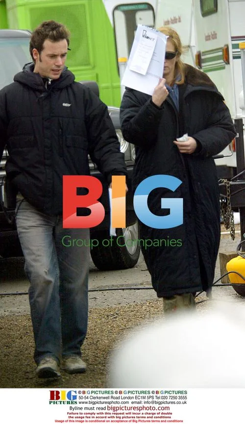 Julia Roberts covers face at film set