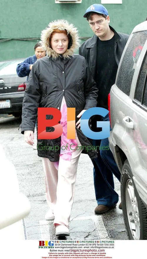 Debra Messing Pregnant Shopping
