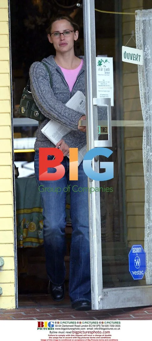 Jennifer Garner Leaving Restaurant After Lunch