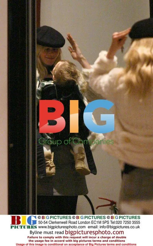 Claudia Schiffer Christmas Shopping in London