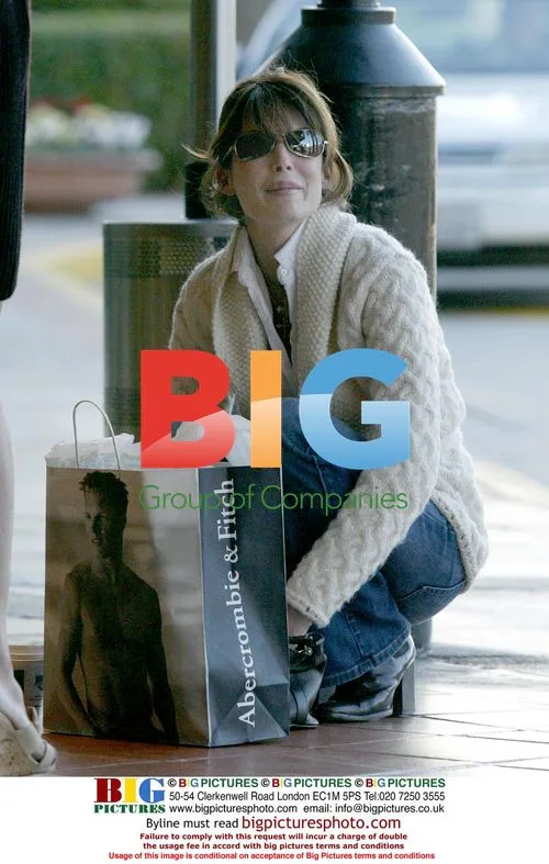 Lara Flynn Boyle Stops for Doughnut