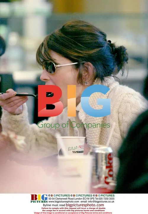 Lara Flynn Boyle Shops and Eats in Beverly Hills