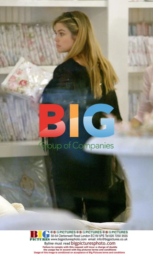 Pregnant Denis Richards Shopping