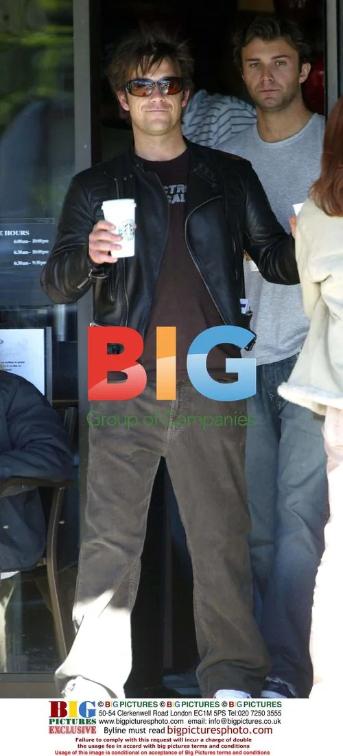 Robbie Williams Salutes Fans in LA
