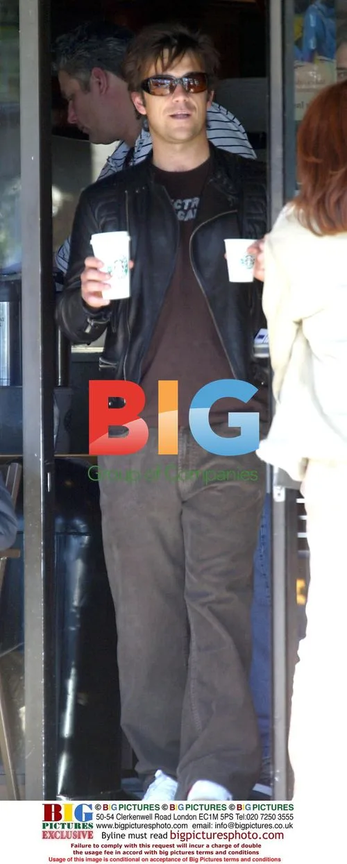 Singer Robbie Williams Salutes Fans in LA