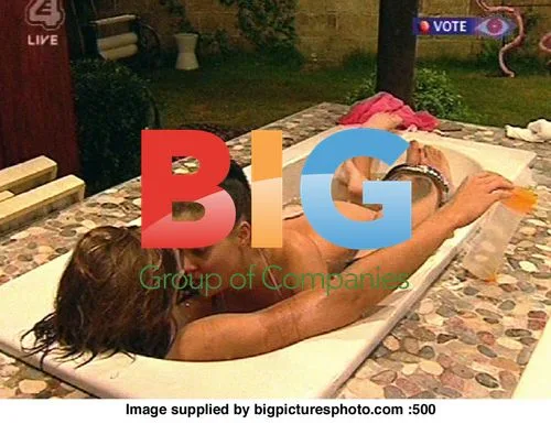 BIG BROTHER 5 Michell and Stuart kissing in bath