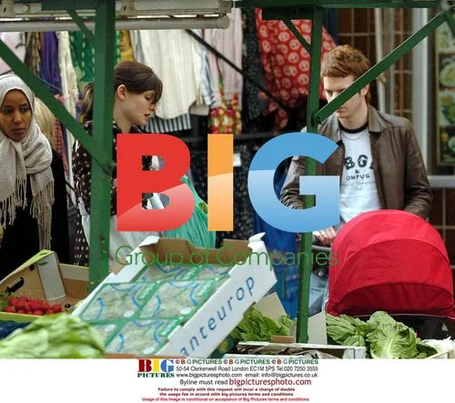 Sophie Ellis Bextor shopping with family