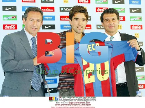 Deco signs 4-year deal with Barcelona