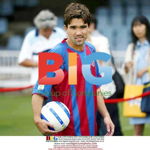 Deco signs 4-year deal with Barcelona
