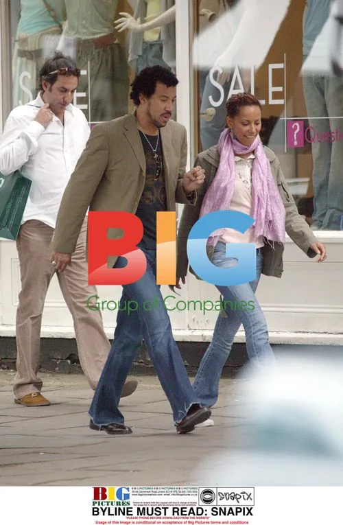 Lionel Richie Shopping with Mystery Brunette