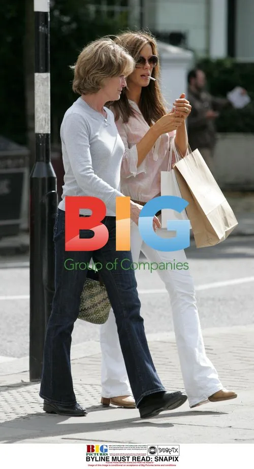 Kate Beckinsale Smoking with Mum