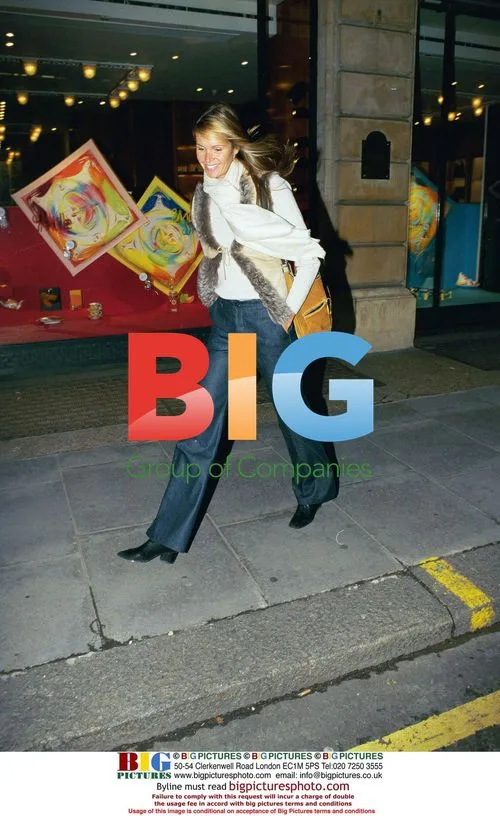 Elle Macpherson Shopping in Sloane Street