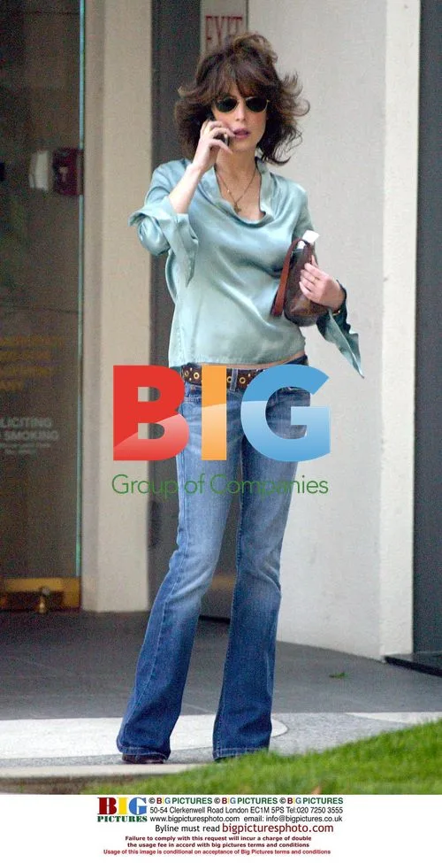 Lara Flynn Boyle picks up magazine and cigarettes