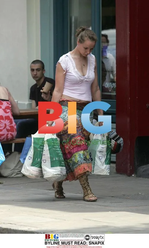Samantha Morton shopping with boyfriend in London