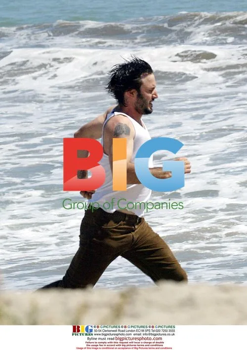 David Arquette chases paparazzi on Malibu beach