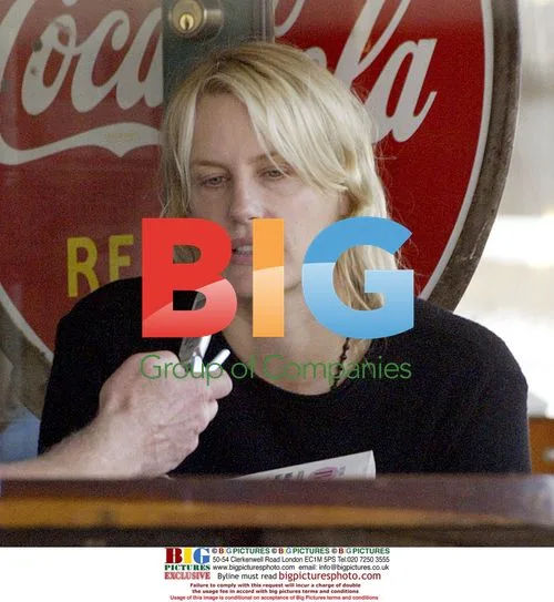 Daryl Hannah Chats in Malibu Cafe