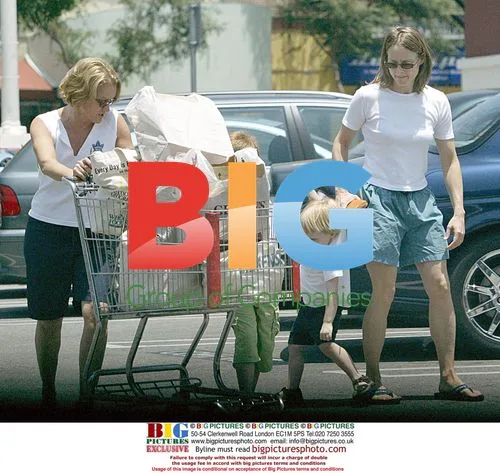 Jodie Foster and family go shopping
