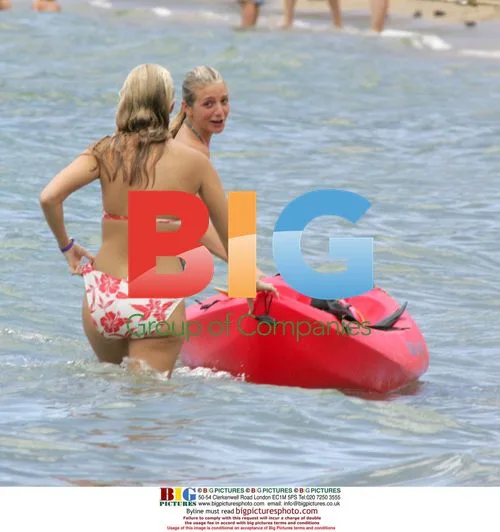Bachelor contestants in Hawaii