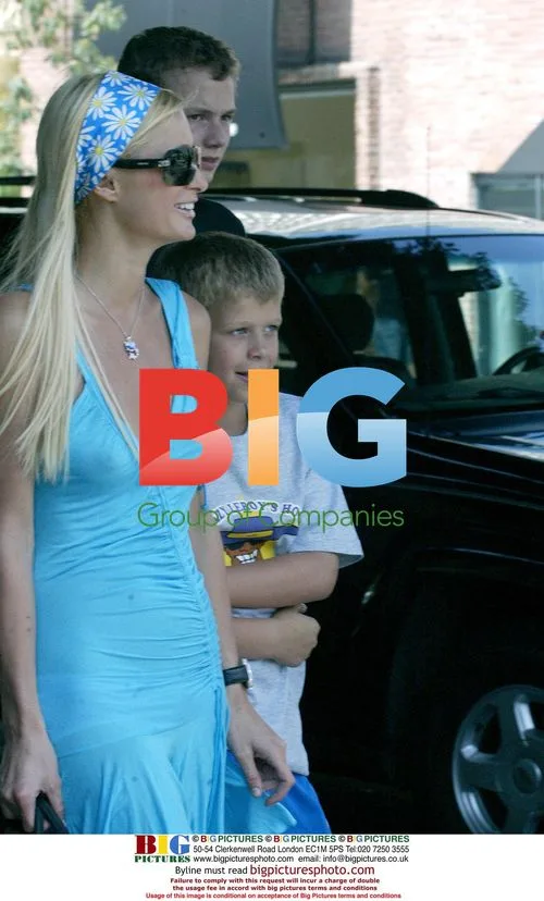 Paris and Nicky Hilton Shopping with Brothers