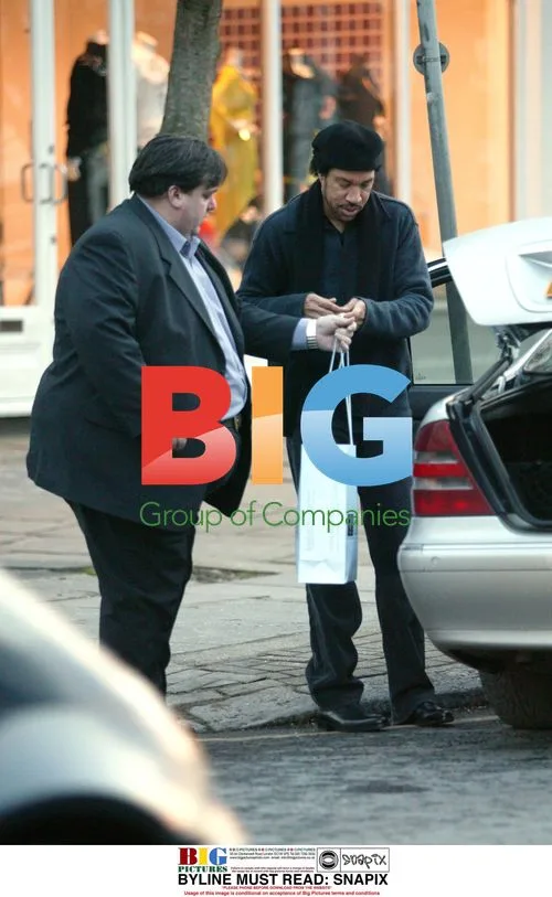 Lionel Ritchie Shopping in London