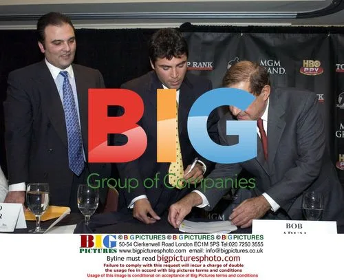 Boxers Sign Fight Contract