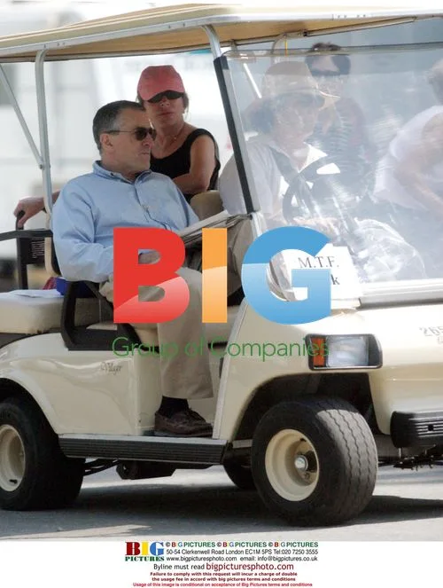 Robert De Niro arrives on 'Meet the Fokkers' set