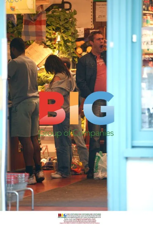 Melanie Chisholm Shopping at Health Food Store