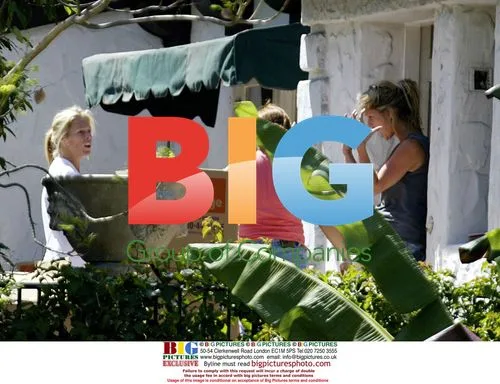 Rachel Hunter moves into new home in LA