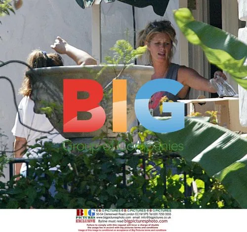 Rachel Hunter Moves Into New Home