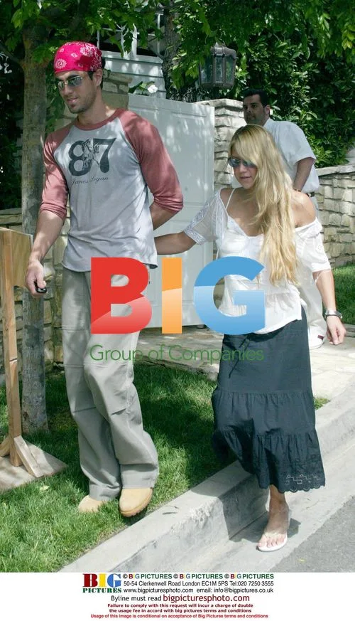 Enrique Iglesias and Anna Kournikova house hunting