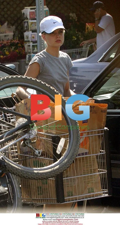 Mena Suvari Grocery Shopping